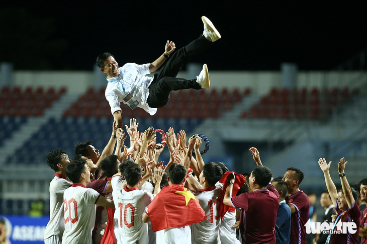 Cầu thủ U23 Việt Nam tung HLV Hoàng Anh Tuấn lên trời sau chức vô địch U23 Đông Nam Á - Ảnh: HOÀNG TÙNG