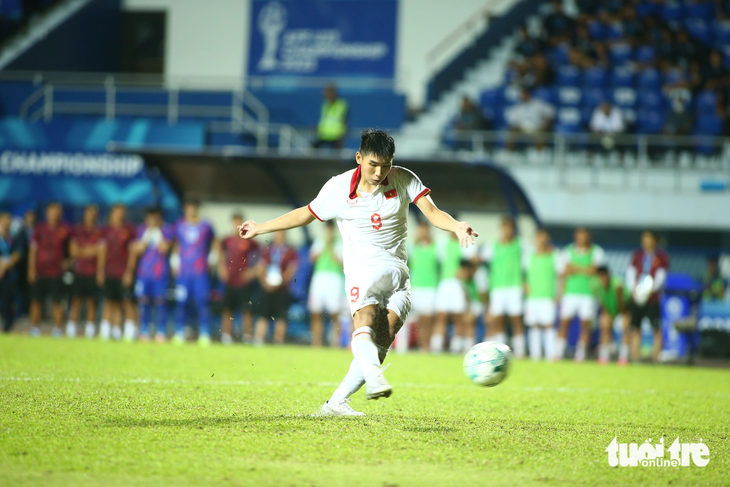 Đinh Xuân Tiến sút phạt đền thành công trong trận chung kết U23 Đông Nam Á 2023 - Ảnh: HOÀNG TÙNG