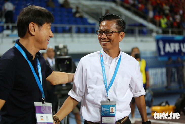 HLV Hoàng Anh Tuấn (phải) đã có chiến thắng đáng nhớ trong sự nghiệp trước HLV nổi tiếng Shin Tae Yong - Ảnh: HOÀNG TÙNG