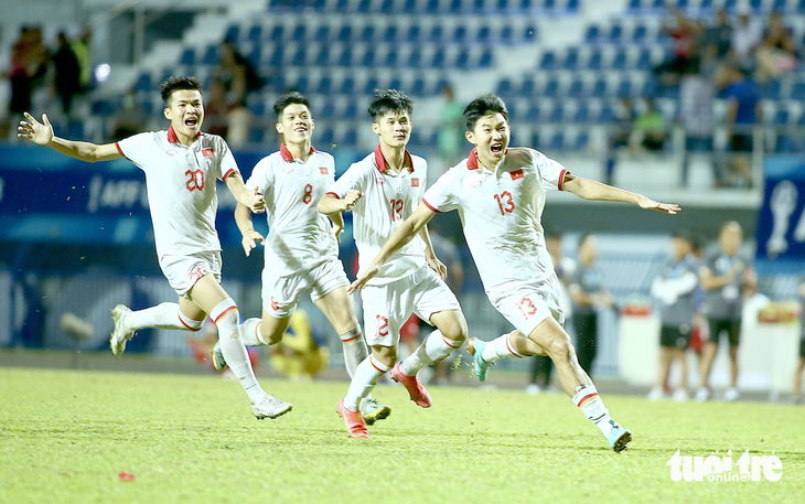 Các cầu thủ U23 Việt Nam vui mừng sau trận đấu cân não - Ảnh: HOÀNG TÙNG