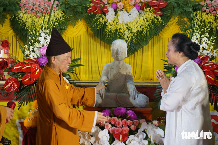 Hòa thượng Thích Thanh Quyết và vợ cố nghệ nhân Đào Trọng Cường thực hiện nghi lễ chú nguyện khai tượng Phật Hoàng Trần Nhân Tông - Ảnh: T.ĐIỂU