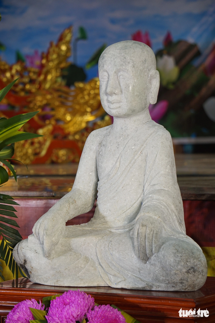 Tượng Phật Hoàng Trần Nhân Tông bằng đá ngọc bích phỉ thúy sắp hoàn thiện - Ảnh: T.ĐIỂU