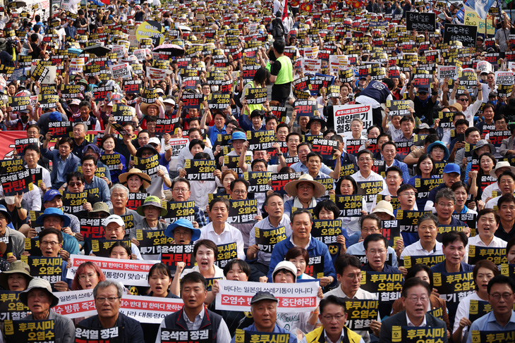 Người dân Hàn Quốc tập trung ở thủ đô Seoul để phản đối Nhật Bản xả thải, ngày 26-8 - Ảnh: REUTERS
