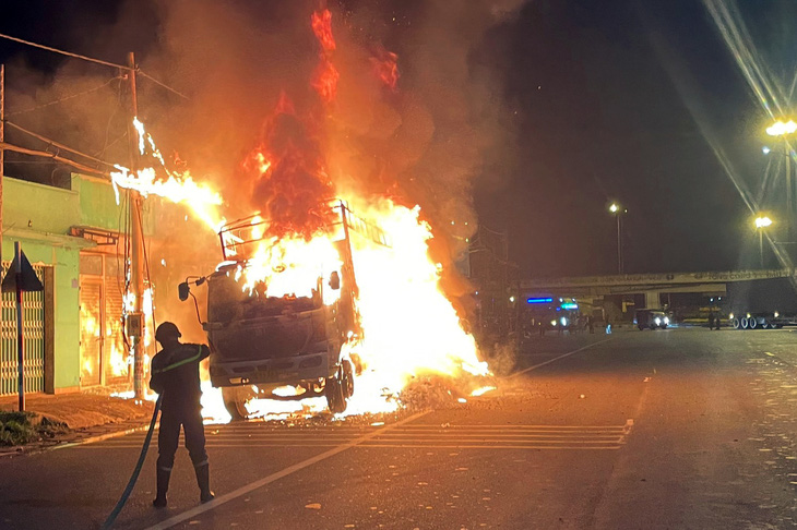Xe tải chở vỏ hạt điều cháy dữ dội trên quốc lộ 51 - Ảnh: CTV
