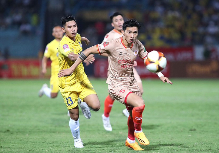 CLB Công an Hà Nội (bìa phải) đứng trước cơ hội lập kỷ lục vô địch V-League ngay trong năm đầu thăng hạng - Ảnh: MINH ĐỨC