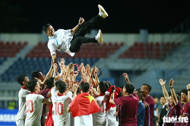 HLV Hoàng Anh Tuấn có chức vô địch đầu tiên trong sự nghiệp dẫn dắt các cấp độ đội tuyển Việt Nam - Ảnh: HOÀNG TÙNG