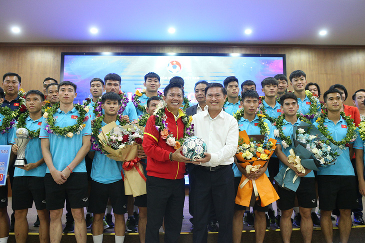HLV Hoàng Anh Tuấn, Phó chủ tịch VFF Trần Anh Tú cùng đội U23 Việt Nam tại lễ mừng công chiều 27-8 - Ảnh: ĐỨC KHUÊ