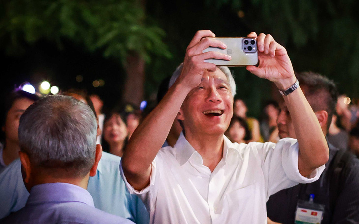 Thủ tướng Singapore Lý Hiển Long dạo hồ Gươm, ăn món Việt