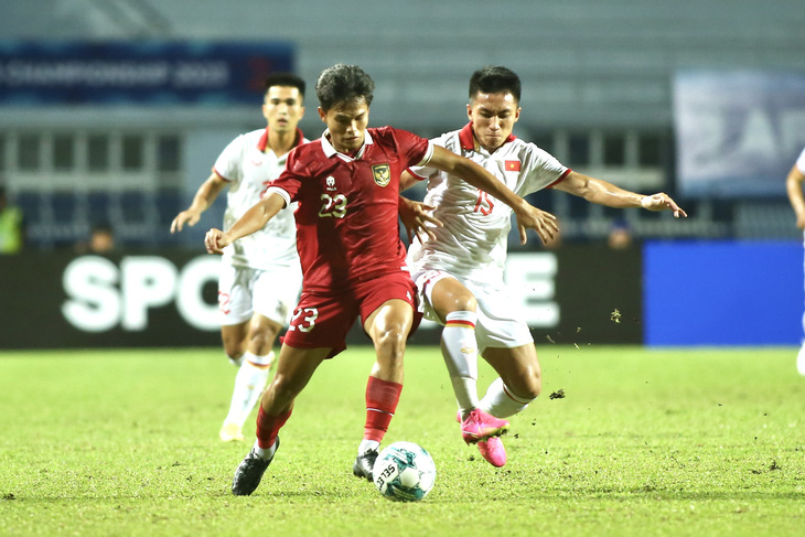 Tiền đạo Minh Quang (phải) lần đầu tiên có mặt ở U23 Việt Nam của HLV Troussier - Ảnh: HOÀNG TÙNG