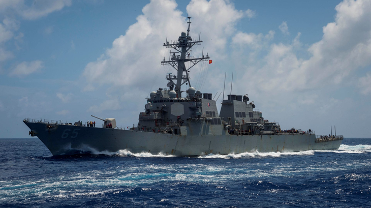 Tàu khu trục mang tên lửa dẫn đường lớp Arleigh Burke USS Benfold, được triển khai cho Hạm đội 7 của Mỹ ở khu vực Ấn Độ Dương - Thái Bình Dương, đi qua Biển Philippines hồi tháng 6-2018 - Ảnh: REUTERS