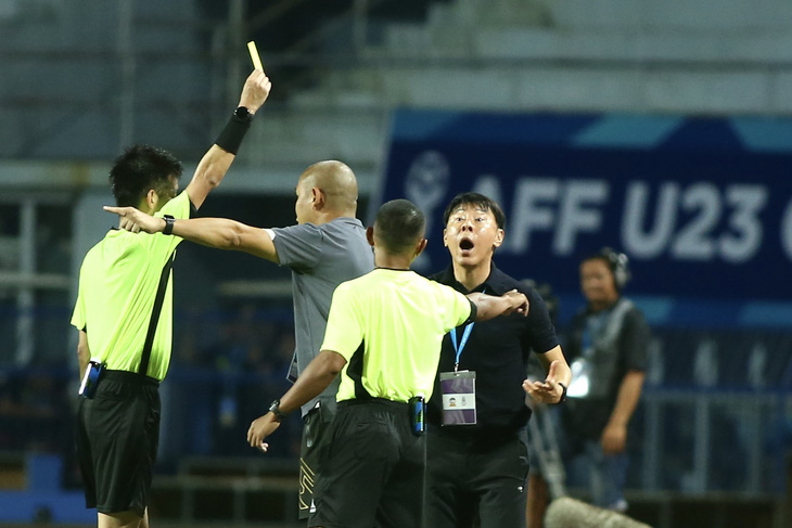 HLV Shin Tae Yong phải nhận thẻ vàng trong trận chung kết U23 Đông Nam Á 2023 - Ảnh: HOÀNG TÙNG