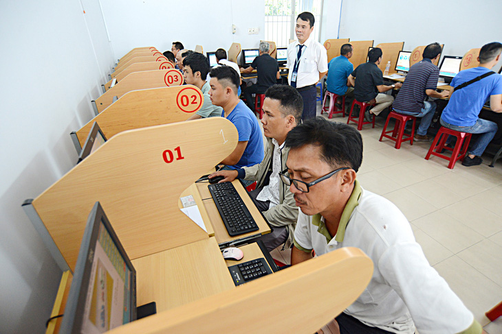 Dự thi sát hạch cấp giấy phép lái xe tại Trường trung cấp giao thông Tiến Bộ, quận Tân Phú, TP.HCM - Ảnh: QUANG ĐỊNH