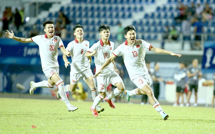 Các cầu thủ U23 Việt Nam vui mừng sau trận đấu cân não - Ảnh: HOÀNG TÙNG