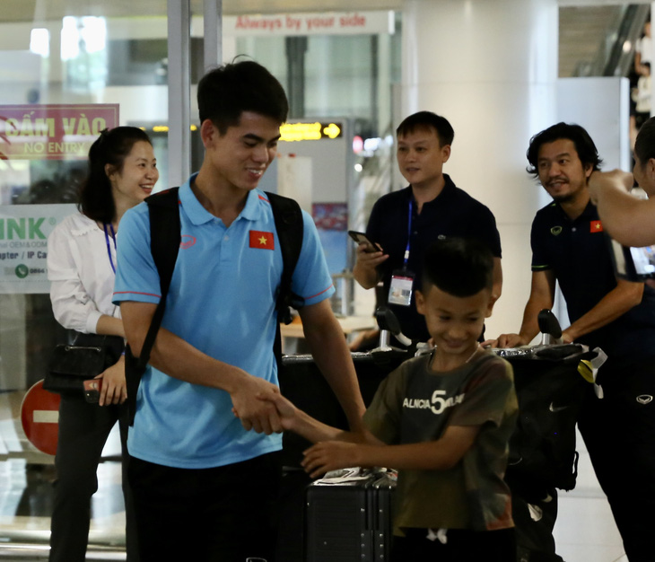Tiền vệ Khuất Văn Khang bắt tay một CĐV nhí tại sảnh sân bay 