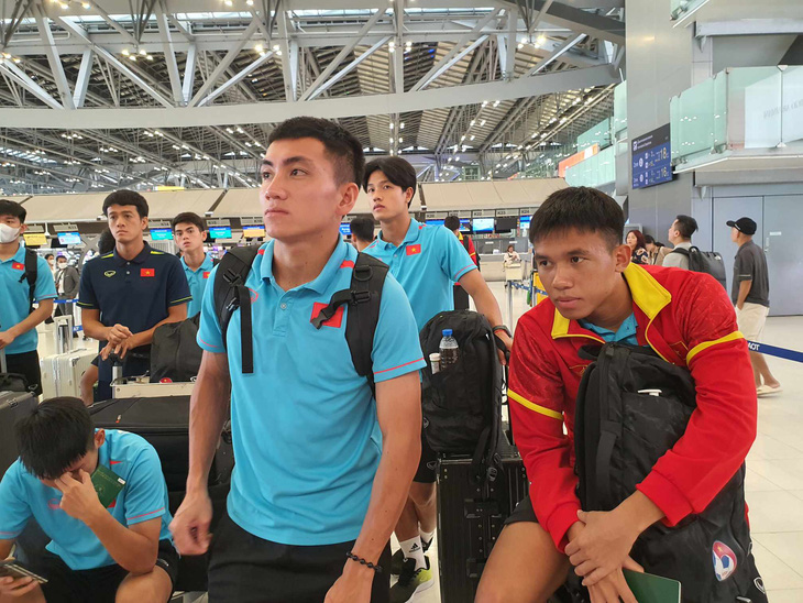 Tiền vệ Minh Quang và các đồng đội chuẩn bị về nước - Ảnh: VFF