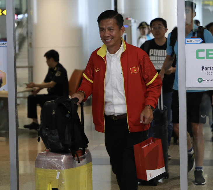 HLV Hoàng Anh Tuấn là thành viên đầu tiên của U23 Việt Nam ra đến sảnh sân bay