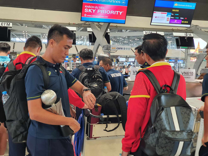 Tuyển U23 Việt Nam chờ làm thủ tục tại sân bay Suvarnahbhumi (Thái Lan) để về nước - Ảnh: VFF
