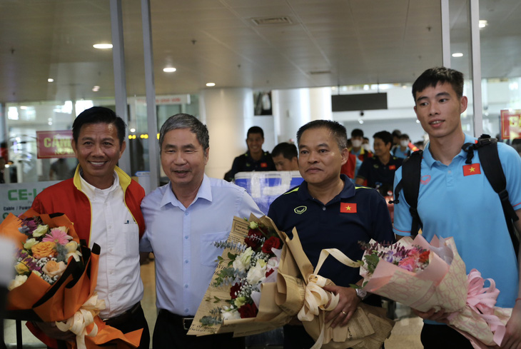 Tổng thư ký VFF Dương Nghiệp Khôi (thứ 2 từ trái sang) tặng hoa cho U23 Việt Nam tại sân bay Nội Bài - Ảnh: ĐỨC KHUÊ