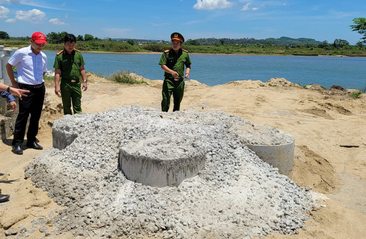 Trụ bê tông của chính quyền đã được gia cố, chặn đứng lối đi của cát tặc ở khu vực xã Nghĩa Hà, TP Quảng Ngãi - Ảnh: T.M.
