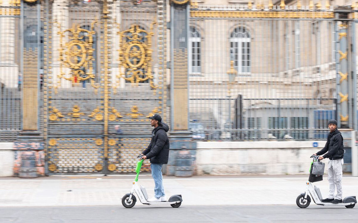 Paris cấm triệt để dịch vụ cho thuê xe điện scooter