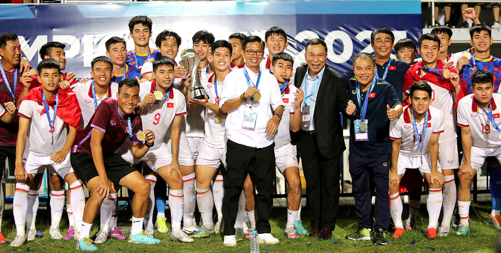 HLV Hoàng Anh Tuấn ghi đậm dấu ấn trong chức vô địch của U23 Việt Nam  - Ảnh: HOÀNG TÙNG