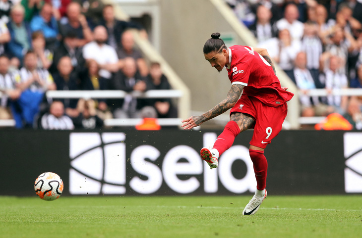 Nunez tỏa sáng rực rỡ giúp Liverpool ngược đòng - Ảnh: REUTERS