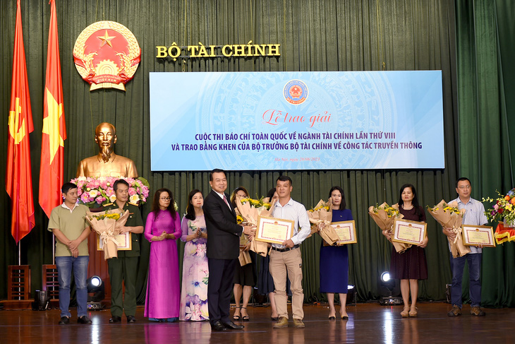 Lãnh đạo Bộ Tài chính trao bằng khen của bộ trưởng Bộ Tài chính cho báo Tuổi Trẻ - Ảnh: Đ.MINH