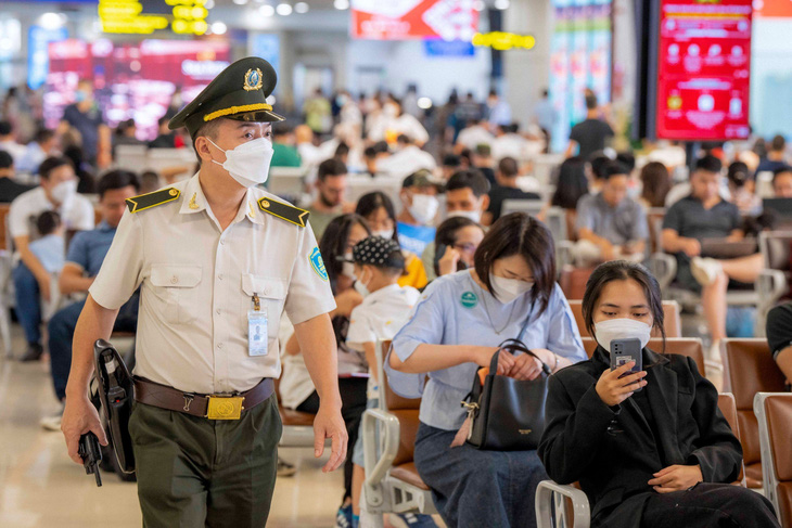 Các sân bay sẽ tăng cường nhân viên an ninh hàng không khi áp dụng biện pháp kiểm soát an ninh hàng không tăng cường cấp độ 1 dịp nghỉ lễ Quốc khánh 2-9 - Ảnh: NIA