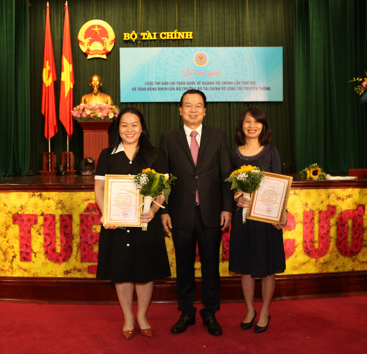 Loạt bài về hóa đơn điện tử của hai phóng viên Ánh Hồng (trái) và Lê Thanh - báo Tuổi Trẻ được trao giải B cuộc thi viết về ngành tài chính năm 2023 - Ảnh: Đ.MINH