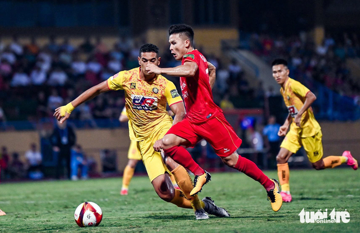 Quang Hải (áo đỏ) của CLB Công An Hà Nội trong trận hòa Thanh Hóa 1-1 - Ảnh: NAM TRẦN