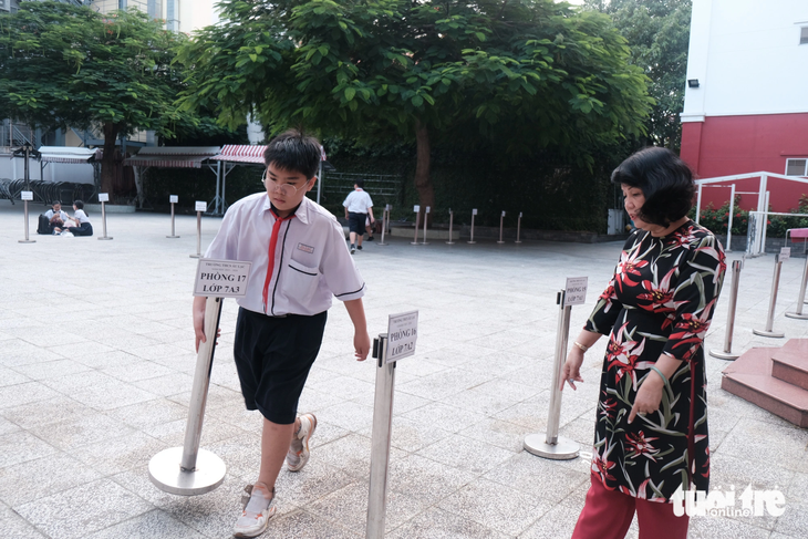 Cô Lương Thị Đức - Tổng giám thị Trường THCS Âu Lạc, quận Tân Bình (TP.HCM) đến trường từ sớm để chuẩn bị công tác đón học sinh - Ảnh: NGỌC PHƯỢNG