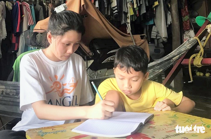Tran Thao Tram tutors her brother whenever she has free time - Photo: DANG TUET
