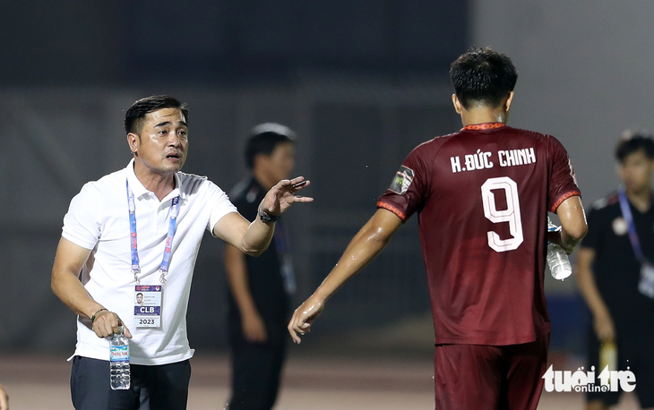 HLV Nguyễn Đức Thắng chỉ đạo Hà Đức Chinh ở V-League 2023 - Ảnh: N.K.