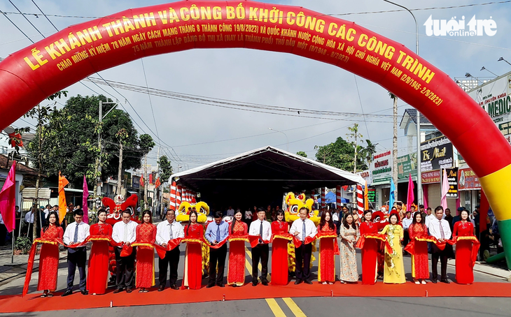 Chủ tịch UBND tỉnh Bình Dương Võ Văn Minh (chính giữa) cùng lãnh đạo tỉnh và TP Thủ Dầu Một thực hiện nghi thức đưa vào sử dụng và khởi công mới các tuyến đường và trường học - Ảnh: BÁ SƠN