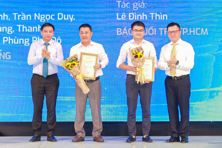 Nhà báo Lê Đình Thìn (thứ 2 từ trái qua) nhận giải nhất "Báo chí viết về ngành giao thông vận tải lần thứ IV (2022-2023)" - Ảnh: TẠ HẢI