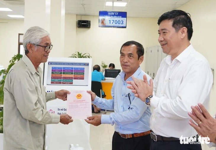 Lãnh đạo TP Cao Lãnh, tỉnh Đồng Tháp trao giấy chứng nhận quyền sử dụng đất cho ông Nguyễn Phước Thiện - Ảnh: ĐẶNG TUYẾT