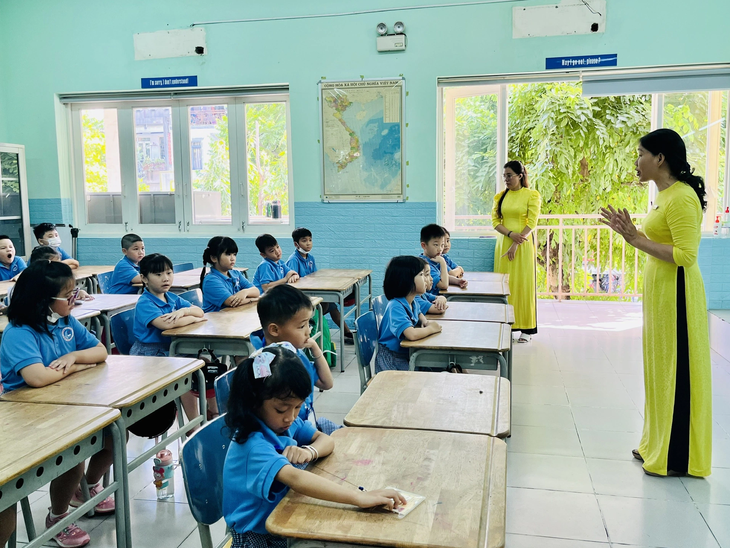 Học sinh lớp 1 Trường tiểu học Đinh Tiên Hoàng, quận 1, TP.HCM trong ngày tựu trường hôm 21-8 - Ảnh: MỸ DUNG