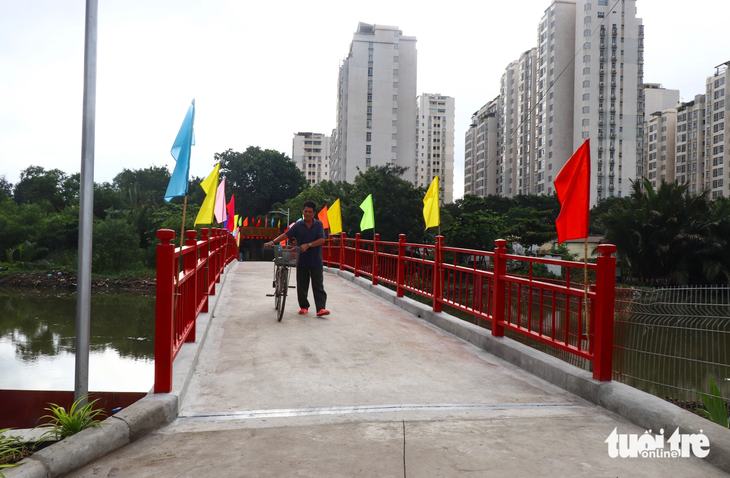 Cầu hẻm 525 Lê Văn Lương vừa được xây mới dài 70m, rộng 3,4m, tải trọng 5 tấn, với tổng kinh phí xây dựng 4,95 tỉ đồng.