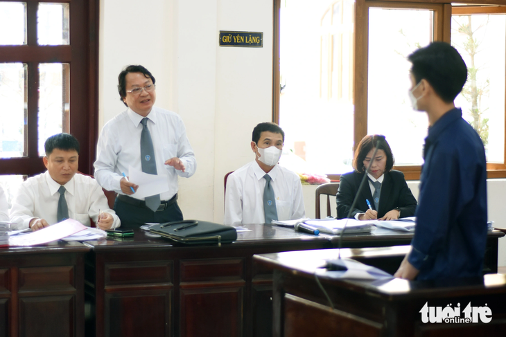 Luật sư đặt câu hỏi đối với Nguyễn Đình Chính tại phiên tòa - Ảnh: A LỘC