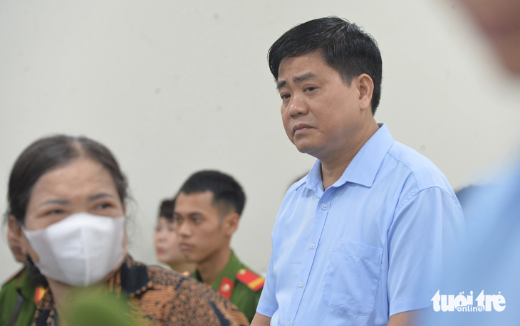 Bị cáo Nguyễn Đức Chung nghe tòa tuyên án - Ảnh: DANH TRỌNG