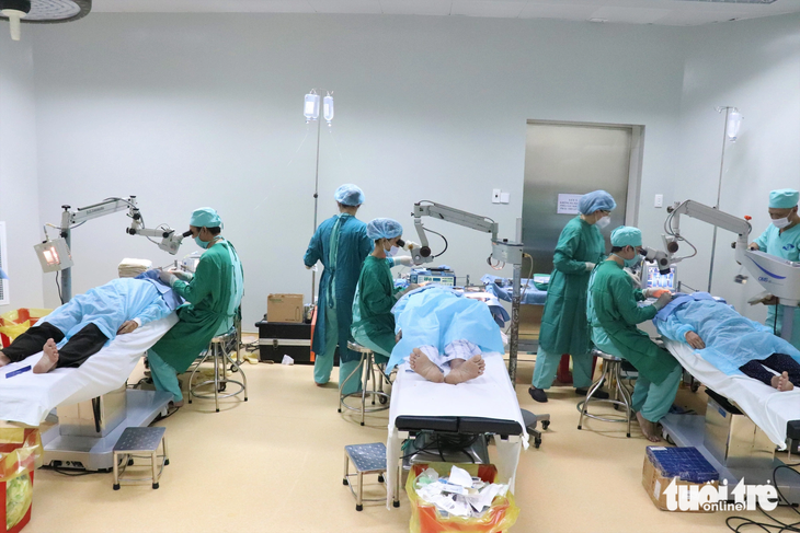 Người dân Cà Mau có hoàn cảnh khó khăn bị đục thủy tinh thể được các bác sĩ ở TP.HCM mổ mắt phaco miễn phí tại Bệnh viện Đa khoa Cái Nước - Ảnh: X.MAI