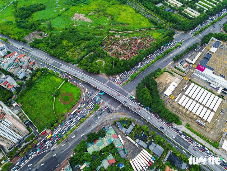 Toàn cảnh nút giao Cổ Linh ùn tắc - Ảnh: HỒNG QUANG