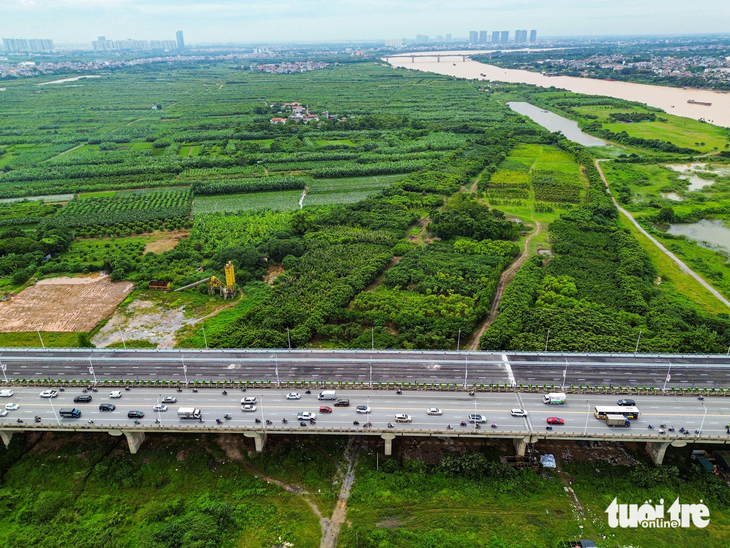 Trước khi có giai đoạn 2, cả hai hướng của cầu Vĩnh Tuy được lưu thông cùng trên một đơn nguyên cầu - Ảnh: HỒNG QUANG