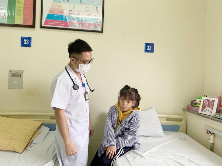Bác sĩ hỏi thăm bệnh nhi mắc đái tháo đường điều trị tại Bệnh viện Nội tiết trung ương - Ảnh: BVCC