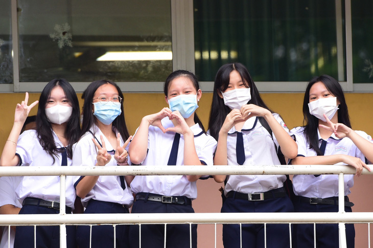 Các em học sinh Trường THPT Nguyễn Thượng Hiền (quận Tân Bình) vui vẻ trong ngày tựu trường - Ảnh: DUYÊN PHAN