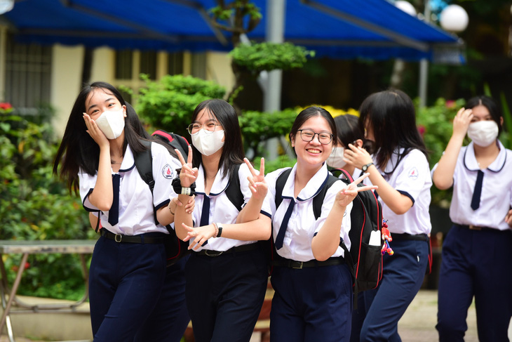 Các em học sinh Trường THPT Nguyễn Thượng Hiền (quận Tân Bình) vui vẻ trong ngày tựu trường - Ảnh: DUYÊN PHAN
