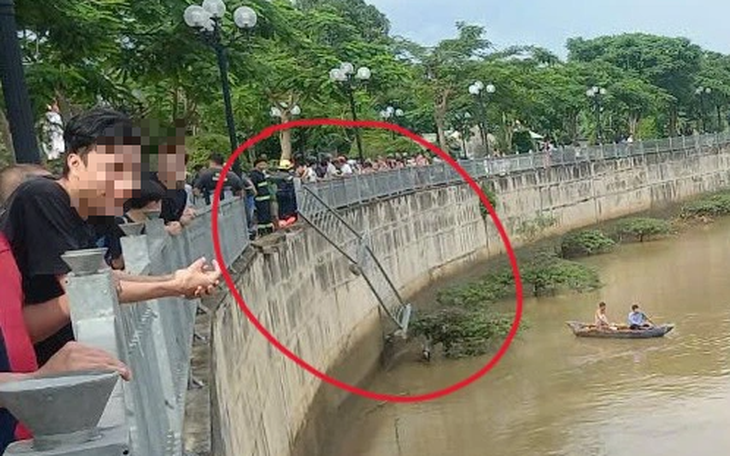 Ô tô tông gãy lan can rơi xuống sông Đồng Nai, tài xế thoát chết