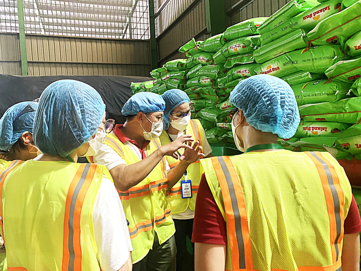 Đoàn ACIAR thăm nhà máy gạo của Tập đoàn SunRice (Úc) tại Lấp Vò, Đồng Tháp, ngày 10-8 - Ảnh: NGUYÊN HẠNH