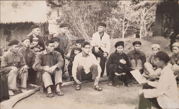 Đại tá Hoàng Long Xuyên (áo trắng, mũ đen, ngồi bên phải) vận động nhân dân tham gia cách mạng - Ảnh: PHẠM VÂN ANH cung cấp