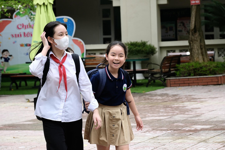 Học sinh Trường tiểu học Ái Mộ B, quận Long Biên, Hà Nội trong ngày tựu trường 28-8 - Ảnh: NGUYÊN BẢO